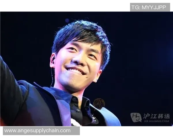 国外足球明星畅游上海夜景尽显魅力与风采的精彩瞬间