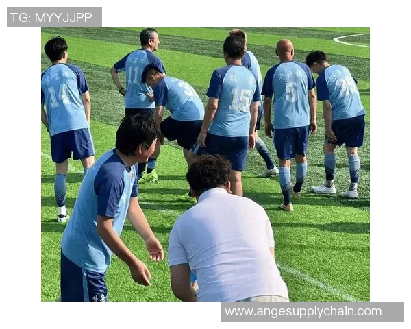 足球明星亲自带孩子训练传授技巧与热爱足球的精神 足球明星亲自带孩子训练传授技巧与热爱足球的精神