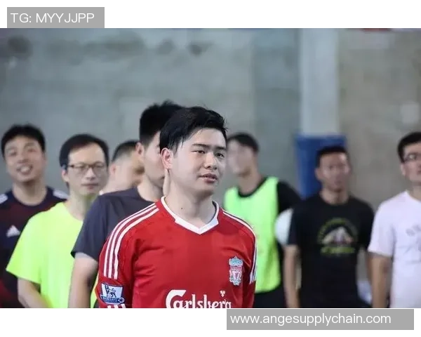 足球明星魅力四射西装搭配展现时尚与风采的完美结合 足球明星魅力四射西装搭配展现时尚与风采的完美结合