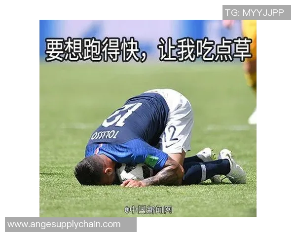 足球明星搞笑训练瞬间大揭秘让你捧腹大笑的精彩时刻