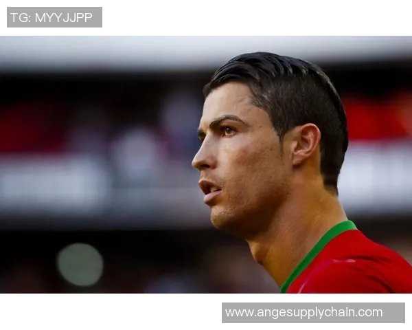 足球明星短裤高清图片展示运动魅力与时尚风采的完美结合